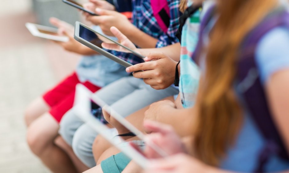 "Κόφτης" στην ανεξέλεγκτη πρόσβαση ανηλίκων στα social media